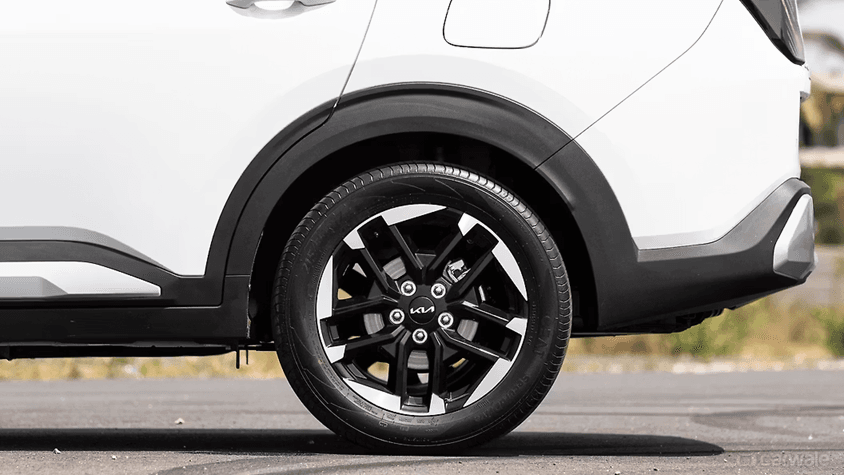 Kia Carens Clavis 17-inch Dual-Tone Alloy Wheels